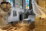 Příprava na nový oltář v kostele svatého Bartoloměje v Pardubicích