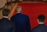 Donald Trump (uprostřed) po prohlášení k útokům na jaderná zařízení v Íránu