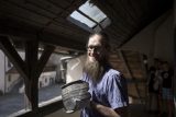 Archeolog Vlastimil Král s nálezem z lokality Častavín