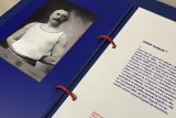 Autoři výstavy doplnili stálou muzejní expozici nejen o historické předměty a fotografie, ale také o šedesátku životopisů osobností českého původu