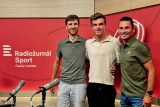 Český cyklista Mathias Vacek ve studiu Radiožurnálu Sport