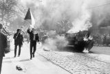 Českoslovenští občané se státní vlajkou během invaze vojsk Varšavské smlouvy