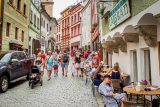 Turisté v centru Českého Krumlova