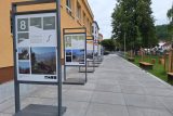 Návrhy nové vyhlídkové plošiny, včetně vítězného, jsou vystaveny v parku před centrální jídelnou v Bílině