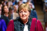 Angela Merkel přebírá ocenění na Science Po v Paříži (červen 2023)