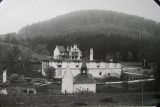 Největší statek Jaroslava Dokoupila. V pozadí vypálený hotel Adolfa Pospíšila