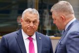 Maďarský premiér Viktor Orbán v rozhovoru se slovenským premiérem Robertem Ficem na summitu EU v Bruselu