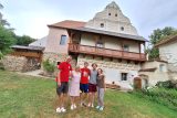 Rodina Durychových před tvrzí v Mladějovicích na Strakonicku