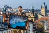 Marek Audy s fotografií největšího podzemního termálního jezera
