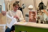 Ústecký historik Martin Krsek s dokumenty o službě Felixe Holzmanna v armádě Třetí říše