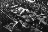 Srpen 1968, dav demonstrantů obklopuje sovětské tanky během prvních dnů invaze