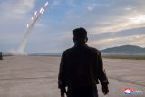 Severokorejský lídr Kim Čong-un sledují test raketového odpalovacího systému 24.5. 2024