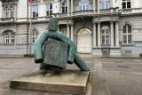 Exekutor s pračkou, ukázka těžké práce, hod kostkou na spravedlnost. Sochu Maria Kotrby před Nejvyšším správním soudem lidé interpretují různě