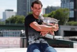 Rafael Nadal s trofejí pro vítěze French Open