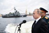 Ruský prezident Vladimír Putin při námořnické přehlídce v Petrohradu