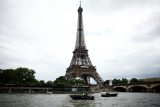 Policejní čluny na řece Seině pod Eiffelovou věží
