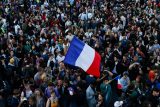 Předčasné volby ve Francii skončily překvapivým vítězstvím levicového bloku