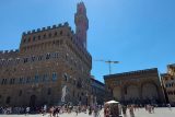 Palazzo Vecchio (starý palác) ve Florencii a vedle jeřáb, který má po letech z města zmizet