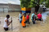 Obyvatelé při záplavách v Maiduguri v Nigérii (září 2024)