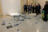 Rozbité dílo uměle Aj Wej-weje na vernisáži v italské Bologni