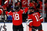 Hokejista Ondřej Palát slaví první gól New Jersey Devils v zápase NHL v Praze