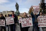 Demonstranti protestují před budovou vlády v Bělehradě. Protesty se konají v reakci na pád střechy železniční stanice v srbském Novém Sadu, při kterém zemřelo 14 lidí