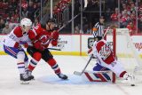 Útočník New Jersey Devils Ondřej Palát v souboji s obráncem Montrealu Canadiens