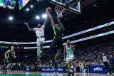 Útočník Boston Celtics Jayson Tatum (0) ve druhé čtvrtině zápasu v TD Garden proti útočníkovi LA Clippers Derricku Jonesovi Jr. (55)