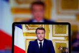 Francouzský prezident Emmanuel Macron na obrazovce při svém televizním projevu k národu poté, co byla v parlamentu svržena vláda premiéra Michela Barniera při hlasování o nedůvěře, Paříž, Francie, 5. prosince 2024