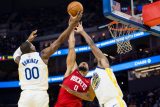 Basketbalisté Golden State v NBA utnuli sérii pěti porážek, když i bez své hvězdy Stephena Curryho zdolali doma Houston 99:93