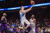 Vít Krejčí skóruje v zápase s Los Angeles Lakers