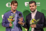 Mistři světa v bleskovém šachu Magnus Carlsen (vlevo) a Jan Něpomňašči (vpravo)