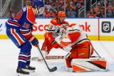 Brankář Anaheimu Lukáš Dostál v akci při zápase NHL proti Edmontonu