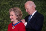 Americký prezident Joe Biden ocenil medailí svobody i bývalou ministryni zahraničí Spojených států Hillary Clintonovou