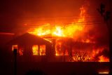 Požár Palisades hoří během větrné bouře na západní straně Los Angeles