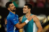 Srbský tenista Novak Djoković postoupil po výhře nad Španělem Carlosem Alcarazem 4:6, 6:4, 6:3, 6:4 do semifinále Australian Open