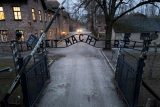 Pohled z dronu na bránu &quot;Arbeit macht frei&quot; (Práce osvobozuje) na místě bývalého nacistického koncentračního a vyhlazovacího tábora Osvětim