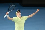 Italský tenista Jannik Sinner obhájil titul ve dvouhře na Australian Open. První hráč světa porazil ve finále v Melbourne světovou dvojku Alexandera Zvereva z Německa 6:3, 7:6, 6:3