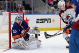 Brankář New York Islanders Ilja Sorokin zneškodnil střelu Martina Nečase