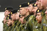 Vojáci švédské armády se účastní slavnostního ceremoniálu u příležitosti oficiálního vstupu švédského praporu do Mnohonárodní brigády NATO v Lotyšsku