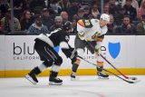 Centr Vegas Golden Knights Tomáš Hertl (48) s obráncem Los Angeles Kings Jordanu Spenceovi (21) během první třetiny v Crypto.com Areně