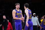 Luka Dončić a Austin Reaves v zápase Los Angeles Lakers