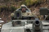 Britský princ William, princ z Walesu, se projíždí v tanku Challenger 2 při návštěvě výcvikového prostoru Merciánského pluku na vojenské základně Tapa v Estonsku, 21. března 2025