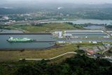 Letecký pohled ukazuje nákladní loď proplouvající zdymadly Agua Clara v Panamském průplavu v Kolonu v Panamě.