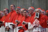Kardinál Luis Antonio Tagle, kardinál Pietro Parolin a další kardinálové stojí v den předání bohu těla papeže Františka v bazilice svatého Petra ve Vatikánu.
