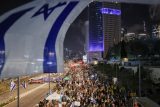 Příznivci izraelských rukojmích unesených během útoku Hamásu na Izrael 7. října 2023 se účastní protestu proti izraelské vládě a premiérovi Benjaminu Netanjahuovi a požadují propuštění všech rukojmích, Tel Aviv, Izrael, 26. dubna 2025.