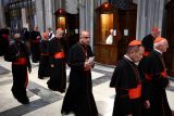 Kardinálové v bazilice Panny Marie Sněžné v Římě, kde je pohřben papež František