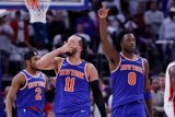 Jalen Brunson z New Yorku slaví střelu za tři body v zápasy play-off NBA proti Detroitu
