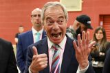 Strana Reform UK vedená Nigelem Faragem si ve volbách v Anglii připsala parlamentní křeslo s náskokem pouhých šesti hlasů