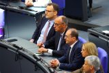 Friedrich Merz z Křesťanskodemokratické unie (CDU) poslouchá oznámení výsledků tajného hlasování během schůze dolní komory německého parlamentu